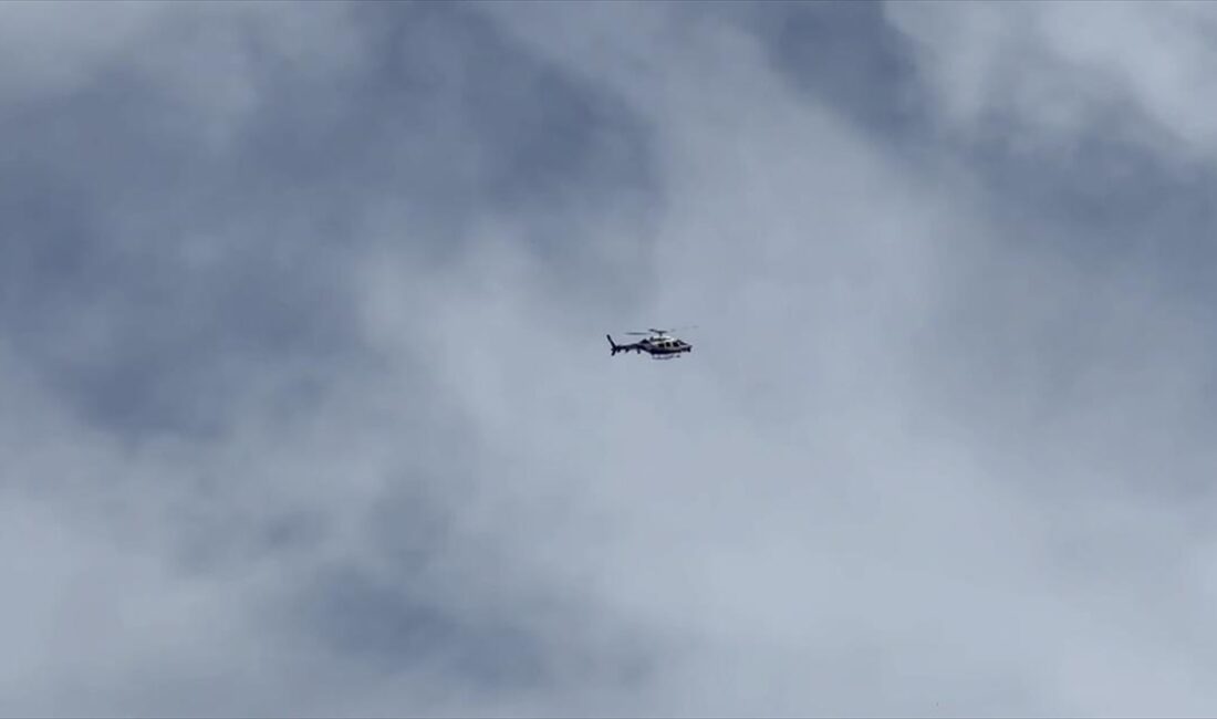 İstanbul'da polis ekiplerince helikopter destekli huzur uygulaması gerçekleştirildi.
