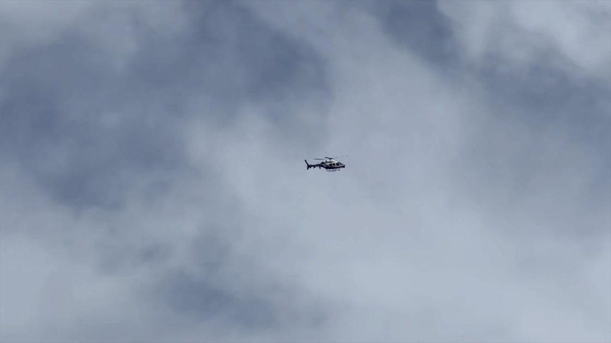 İstanbul'da polis ekiplerince helikopter destekli huzur uygulaması gerçekleştirildi.