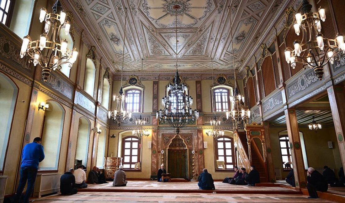 Döneminde halktan sultanlara kadar sevenleri bulunan Aziz Mahmud Hüdayi'nin türbesine