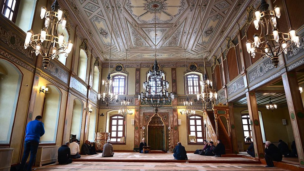 Döneminde halktan sultanlara kadar sevenleri bulunan Aziz Mahmud Hüdayi'nin türbesine