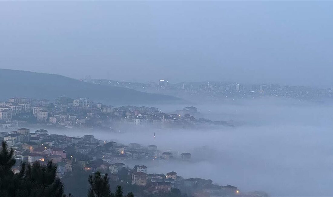 Trafikte aksama yaşanmazken, sis nedeniyle bazı ana cadde ve viyadüklerde