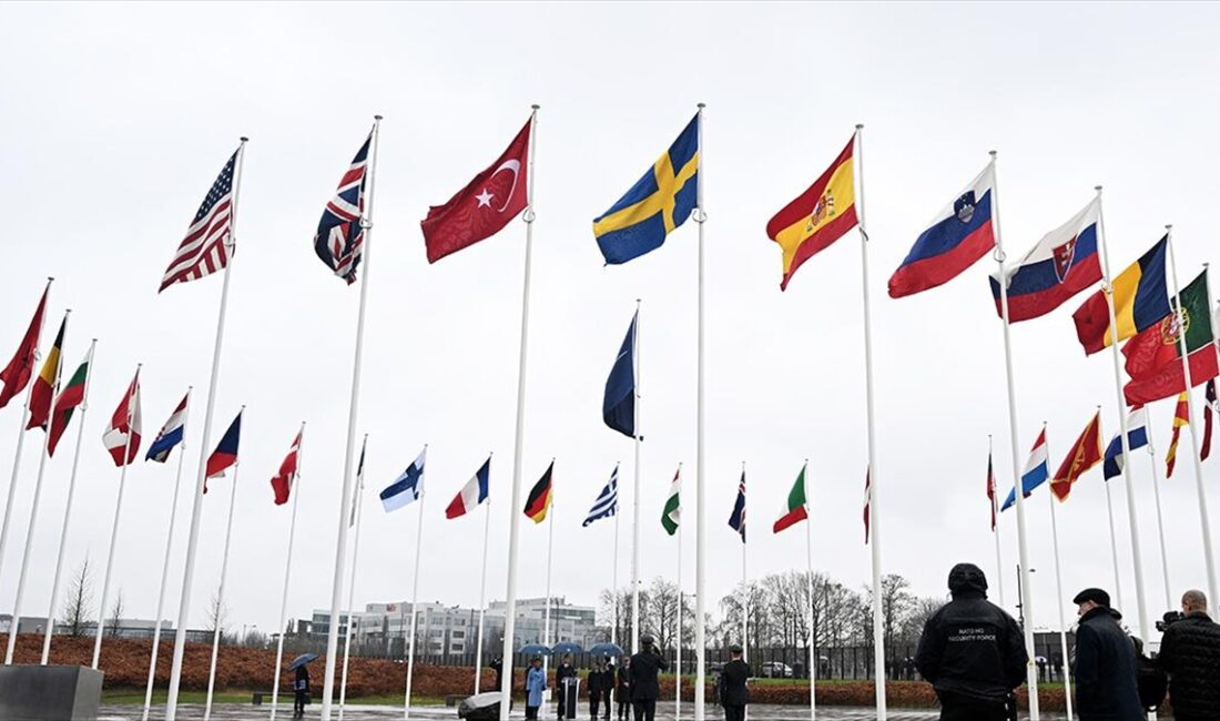 NATO'nun 32. üyesi olarak İttifak'a katılan İsveç'in bayrağı, Brüksel'deki karargahta