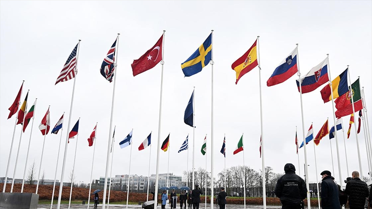 NATO'nun 32. üyesi olarak İttifak'a katılan İsveç'in bayrağı, Brüksel'deki karargahta