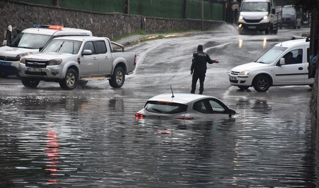İzmir'de etkili olan sağanak, ulaşımda aksamalara neden oldu.