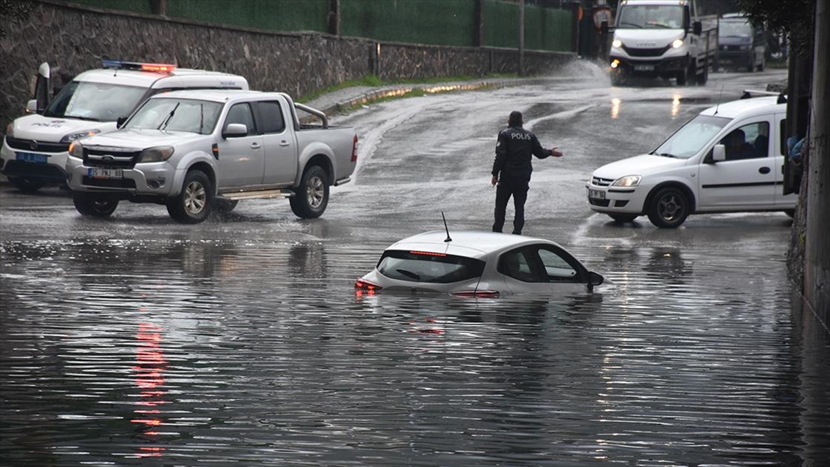 İzmir'de etkili olan sağanak, ulaşımda aksamalara neden oldu.