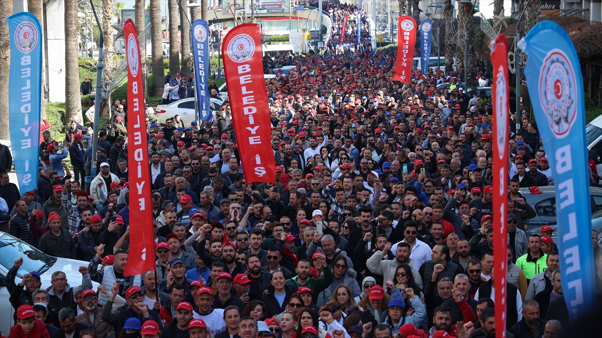 İzmir Büyükşehir Belediyesi bünyesinde çalışan Belediye İş Sendikası üyesi bir