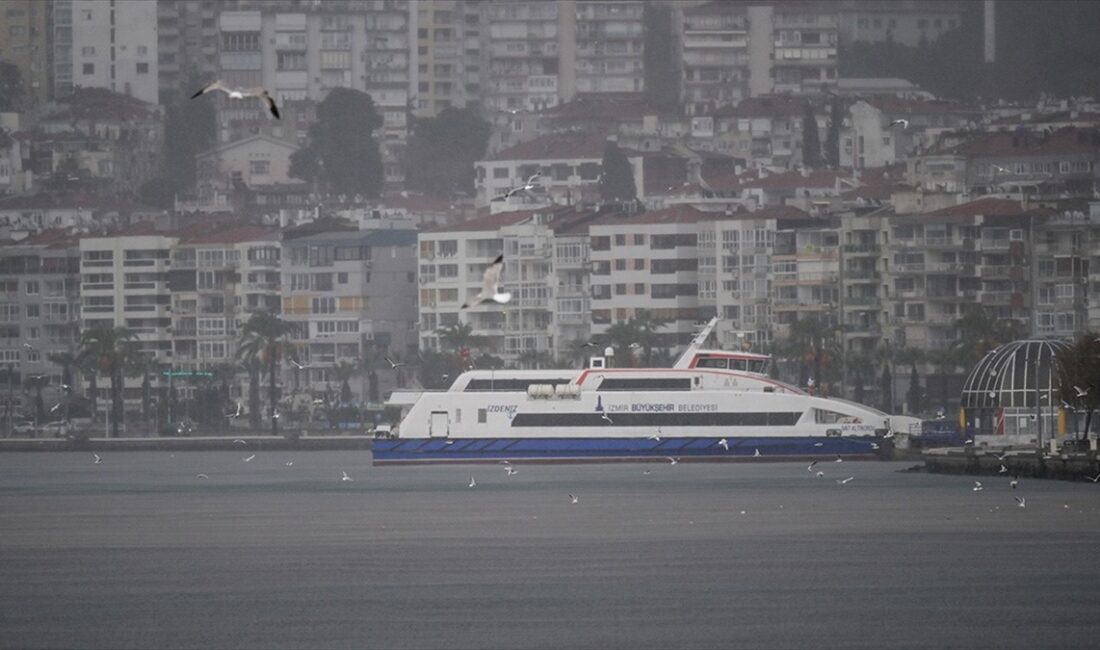 İzmir'de olumsuz hava ve deniz koşulları nedeniyle vapur seferleri geçici