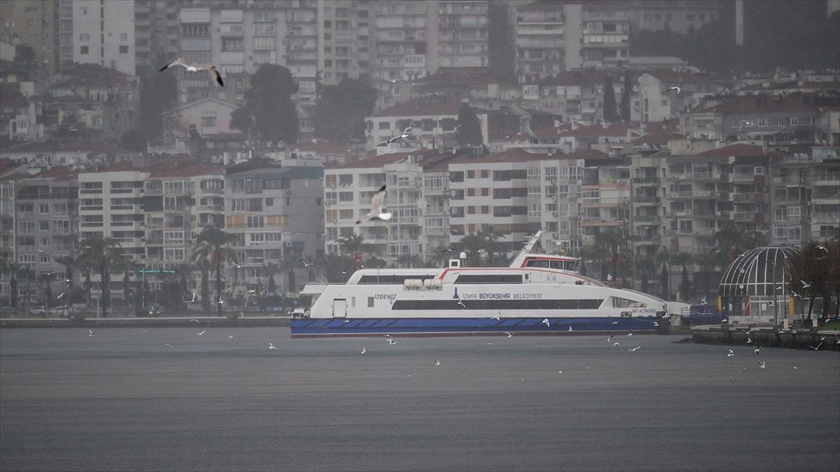 İzmir'de olumsuz hava ve deniz koşulları nedeniyle vapur seferleri geçici