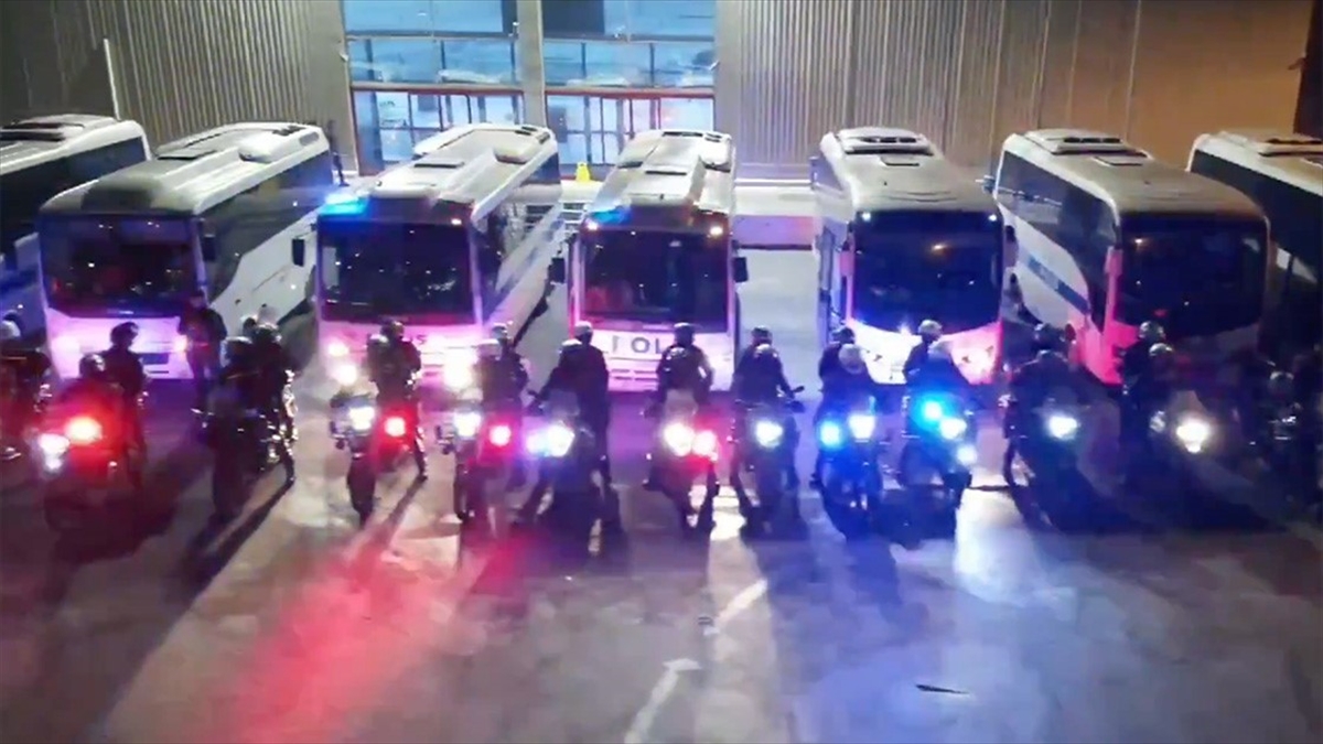 İçişleri Bakanı Ali Yerlikaya, İzmir'de düzenlenen "Kalkan-15" operasyonlarında 35 otele