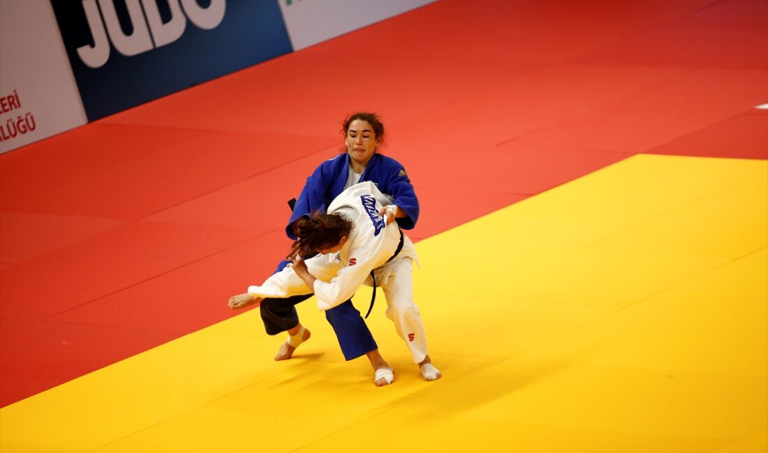 - Milli sporcu Sıla Ersin, 48 kilo final maçında rakibine