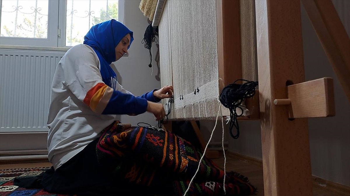 Orta Asya'dan göç eden Yörüklerin elde dokuduğu Yağcıbedir halısı geleneğini