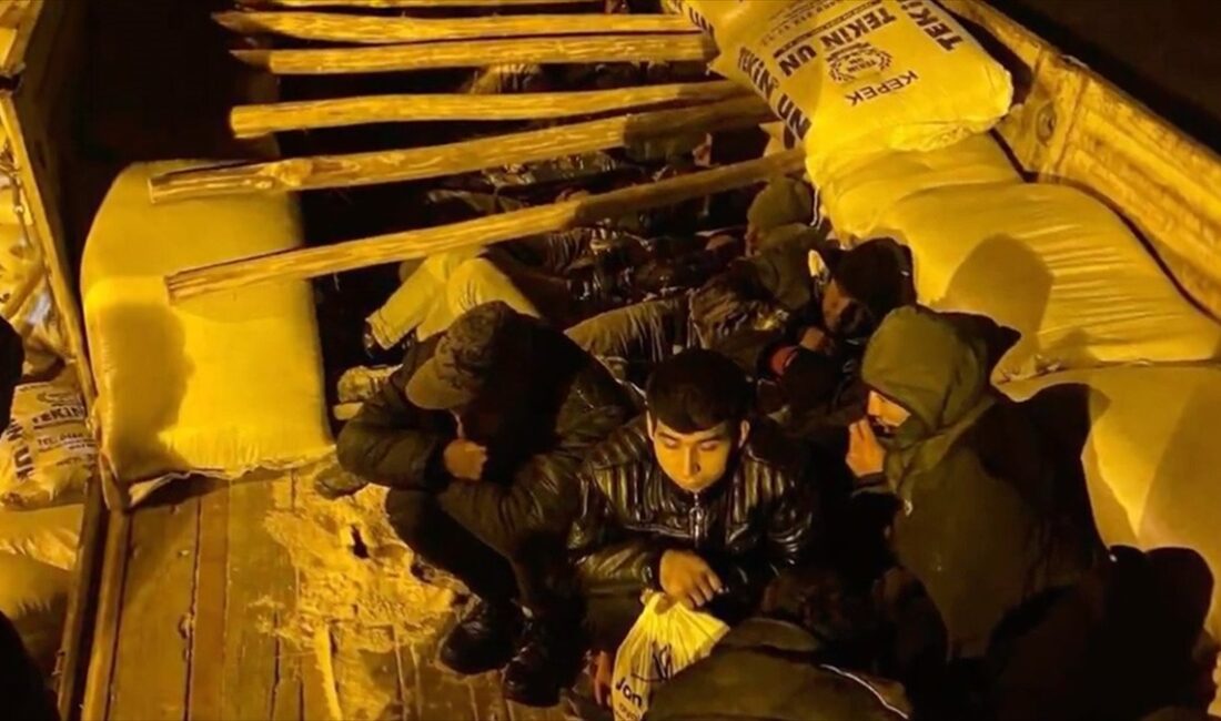 İçişleri Bakanı Ali Yerlikaya, "Kalkan-18" operasyonlarında 20 göçmen kaçakçılığı organizatörü