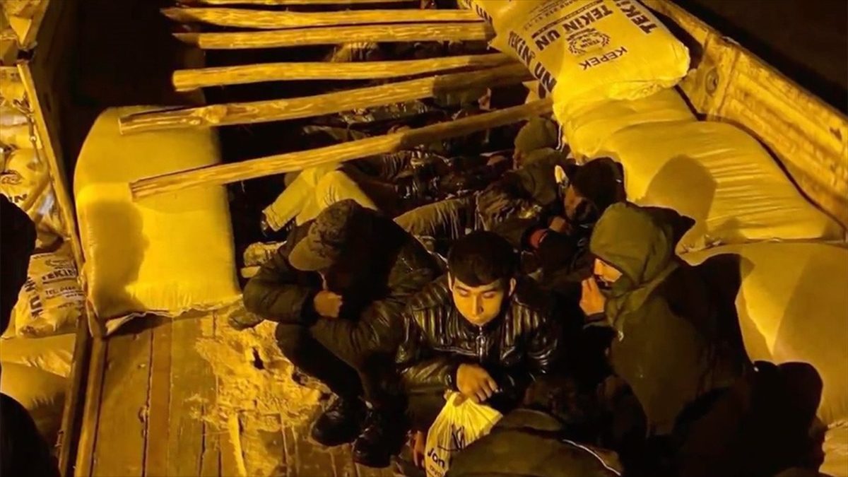 İçişleri Bakanı Ali Yerlikaya, "Kalkan-18" operasyonlarında 20 göçmen kaçakçılığı organizatörü