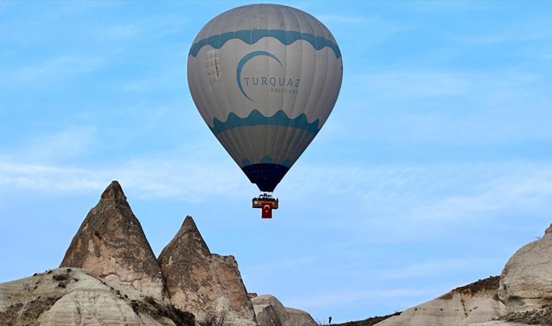 Kapadokya'da bazı sıcak hava balonları, 18 Mart Şehitleri Anma Günü
