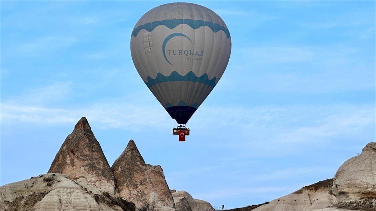 Kapadokya'da bazı sıcak hava balonları, 18 Mart Şehitleri Anma Günü