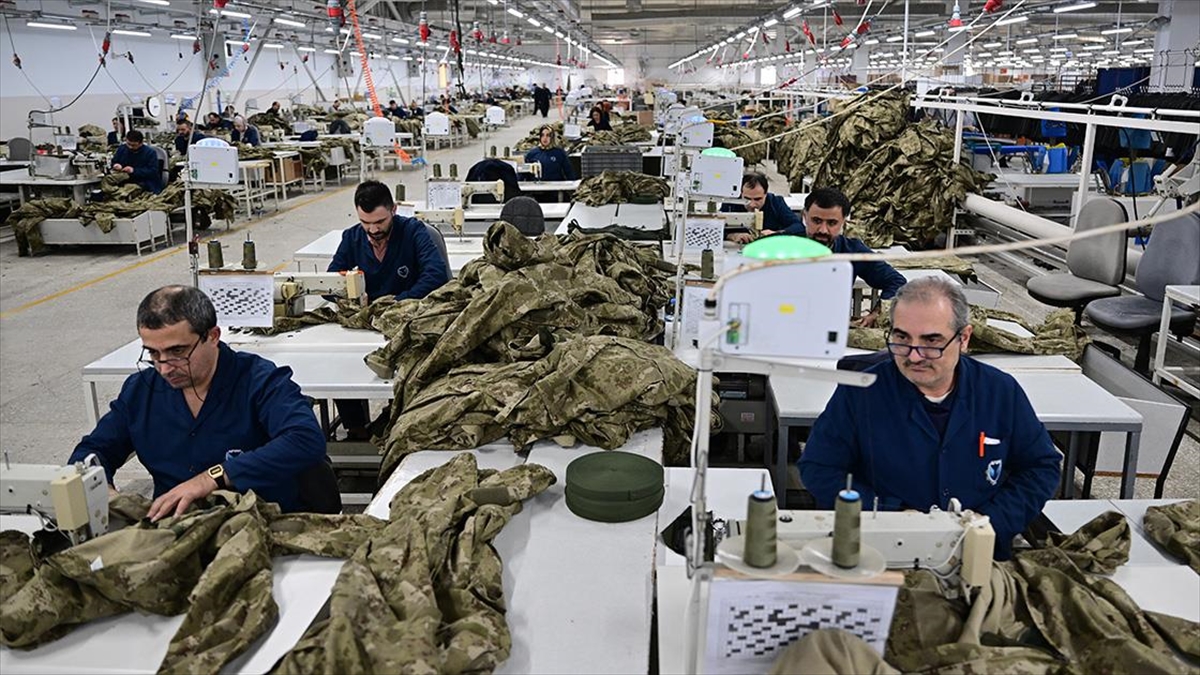 Kara Kuvvetleri Komutanlığı, komutanlıkta görevli askerlerin eskiyen kıyafetlerinin 5 yılda