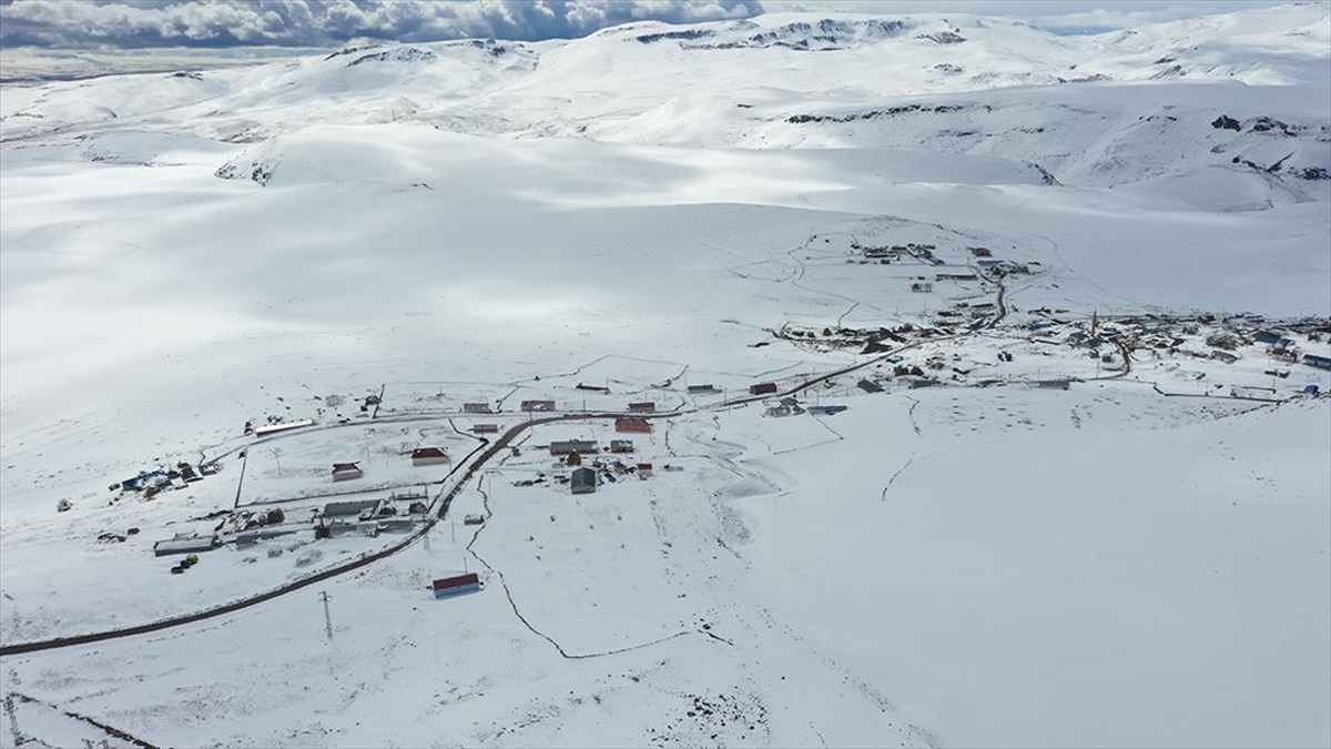 Kars'ta ilkbaharda etkili olan yoğun karla beyaza bürünen köyler, dronla