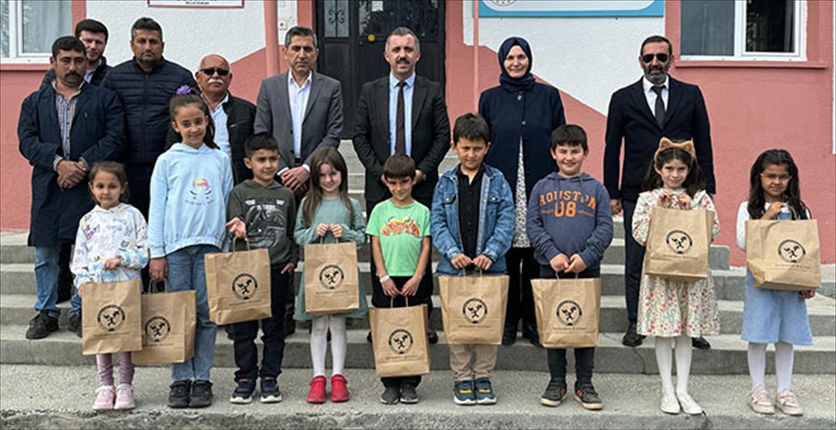 Kaymakam Solmaz'dan öğrencilere bayram hediyesi