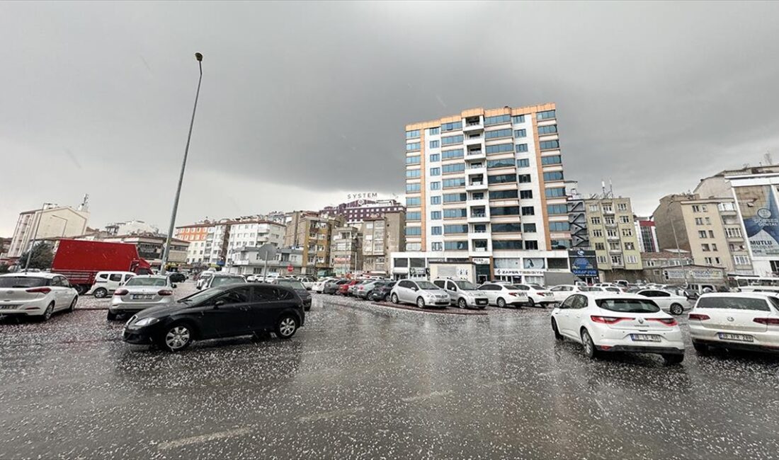 Kayseri'de aniden bastıran dolu, yaşamı olumsuz etkiledi.