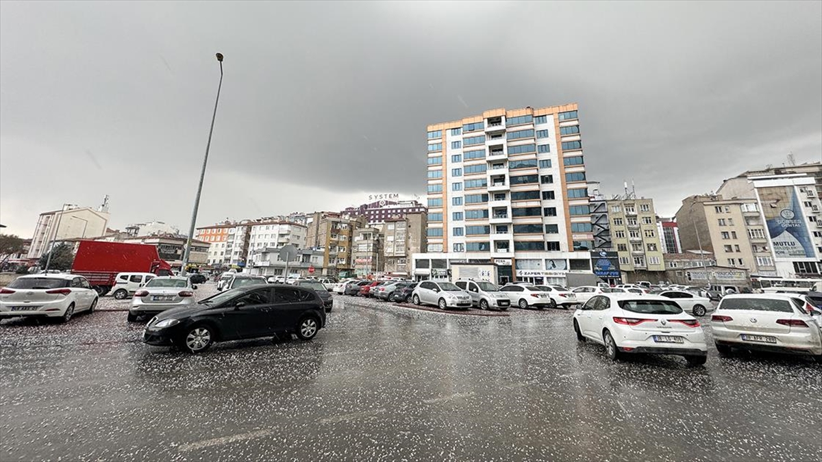 Kayseri'de aniden bastıran dolu, yaşamı olumsuz etkiledi.
