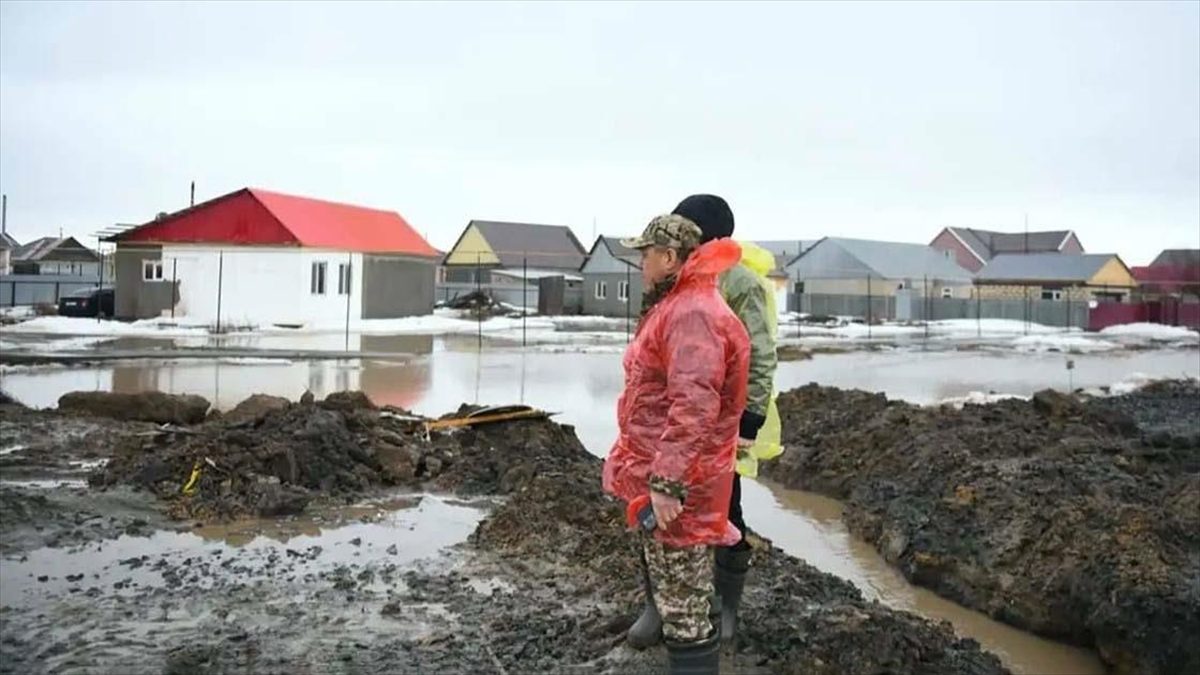 Kazakistan’da eriyen kar suyunun köylere taşması sonucu 2 binden fazla