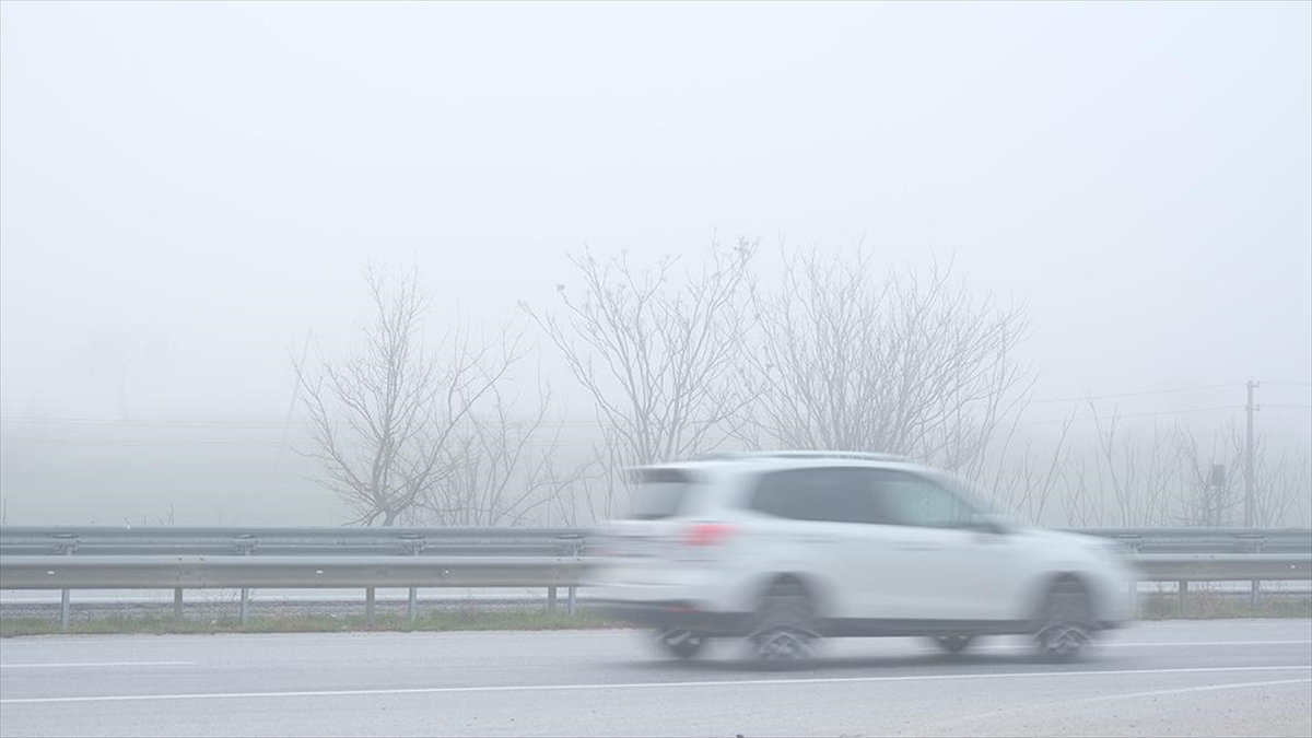 Kırklareli’nde yoğun sis trafikte görüş mesafesini olumsuz etkiliyor
