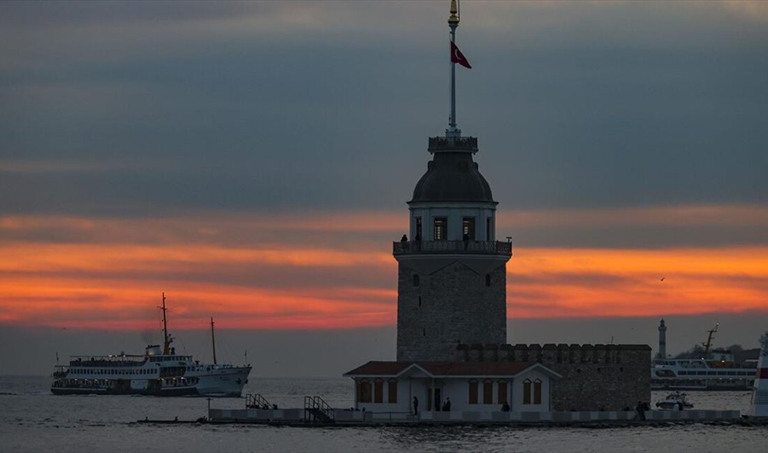 İstanbul Boğazı'nın incisi Kız Kulesi, yeniden ziyarete açıldı.