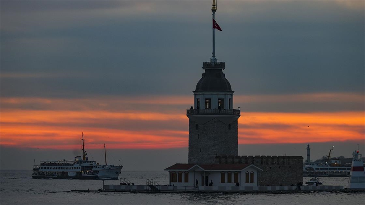 İstanbul Boğazı'nın incisi Kız Kulesi, yeniden ziyarete açıldı.