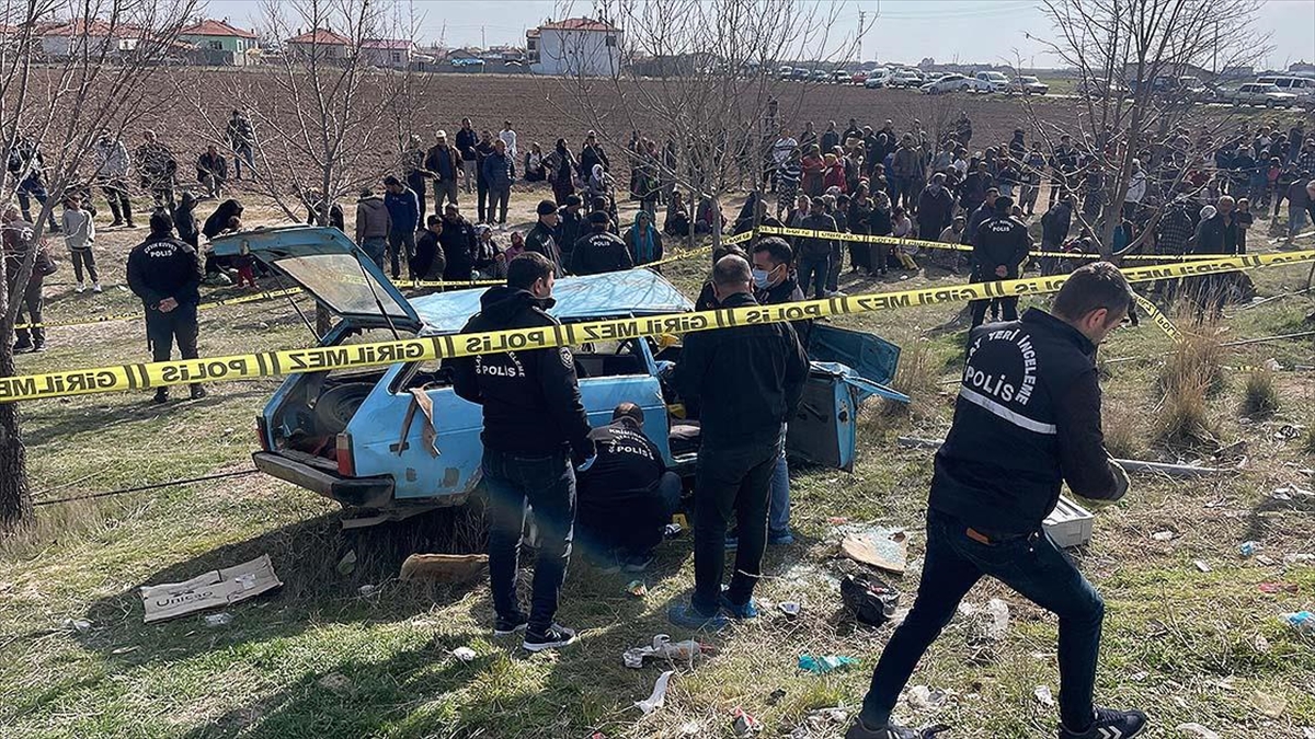 Konya'da otomobilin otobüs durağında bekleyenlere çarpması sonucu 4 kişi hayatını