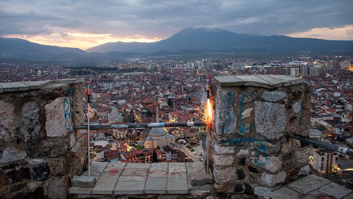 Kosova'nın güneyindeki Prizren şehrinde, ramazanda iftarı müjdeleyen "iftar topu" atma