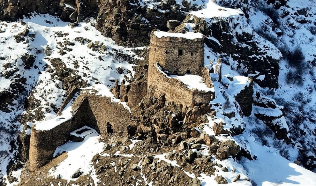 ARDAHAN (AA) – Urartular döneminde yapıldığı tahmin edilen kale, kanyonun