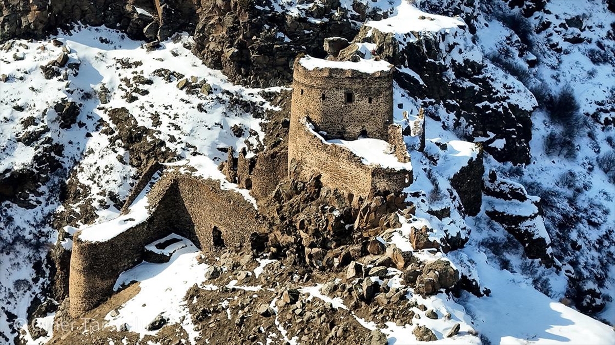 ARDAHAN (AA) – Urartular döneminde yapıldığı tahmin edilen kale, kanyonun