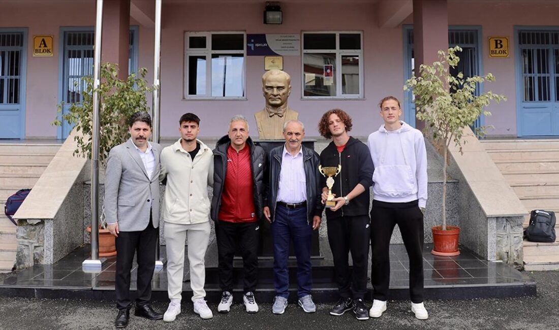 Türkiye Liseler Arası Okul Sporları futbol müsabakalarında şampiyon olan Yavuz