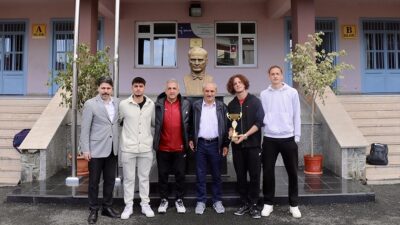 Türkiye Liseler Arası Okul Sporları futbol müsabakalarında şampiyon olan Yavuz