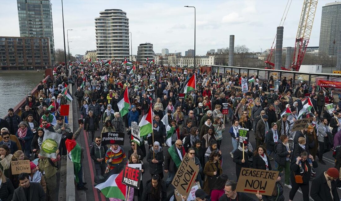 İngiltere'nin başkenti Londra'da on binlerce kişi, Gazze'de acil ateşkes ve