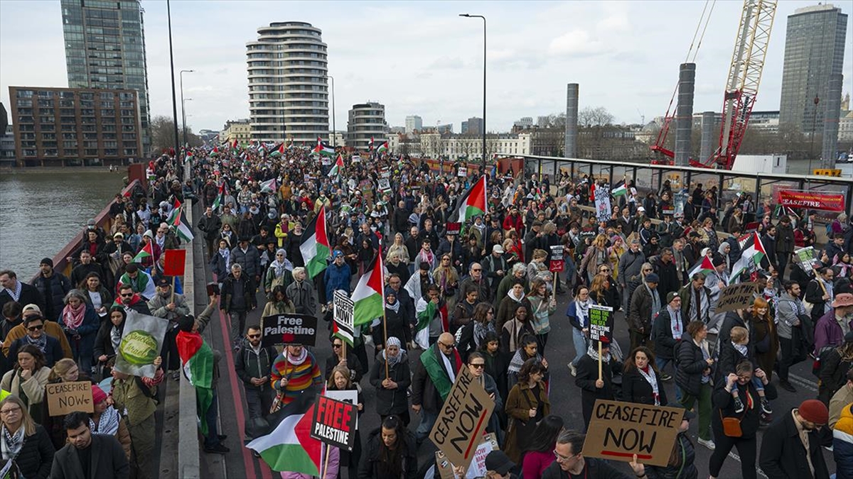 İngiltere'nin başkenti Londra'da on binlerce kişi, Gazze'de acil ateşkes ve