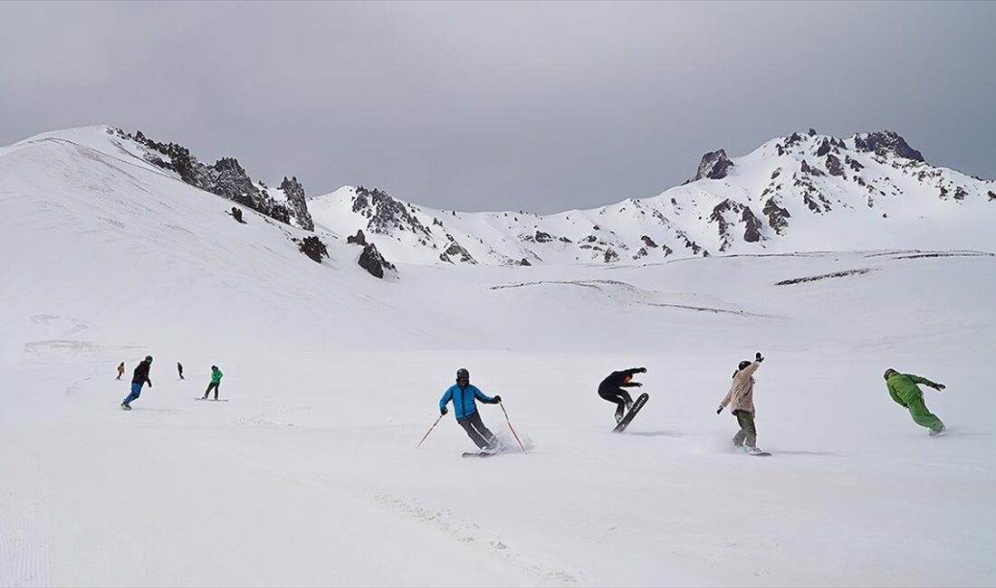 Türkiye'nin önemli kayak merkezlerinden Erciyes'te başlatılan "snow cat" turları, macera