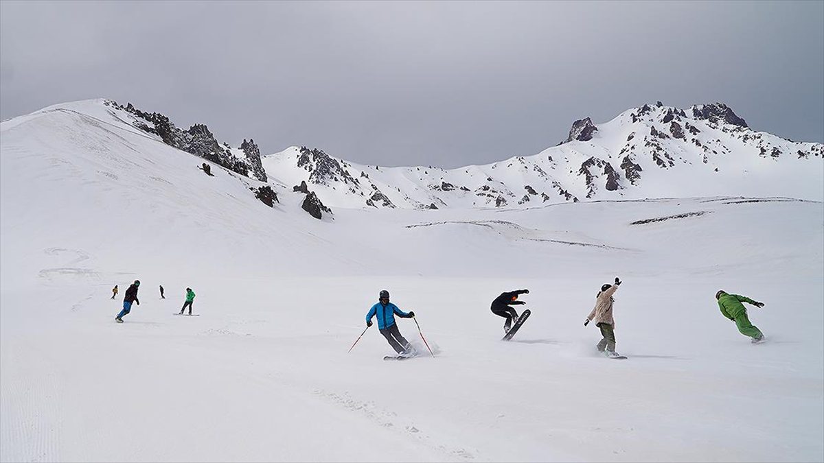 Türkiye'nin önemli kayak merkezlerinden Erciyes'te başlatılan "snow cat" turları, macera