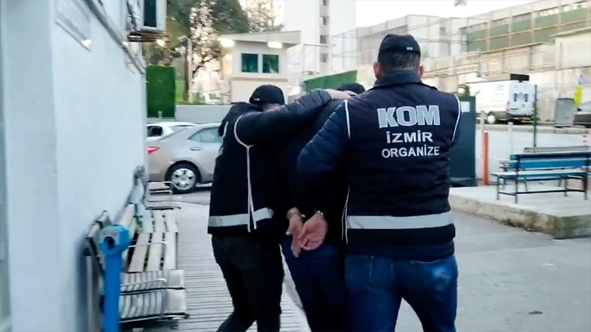 İçişleri Bakanı Ali Yerlikaya, İzmir merkezli 3 ilde düzenlenen "Mahzen-13"