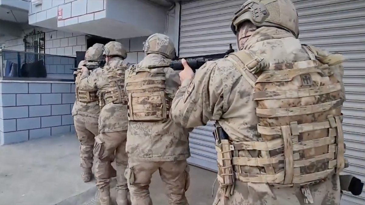 İçişleri Bakanı Ali Yerlikaya, Hatay'da düzenlenen "Mahzen-21" operasyonunda, elebaşılığını Süleyman
