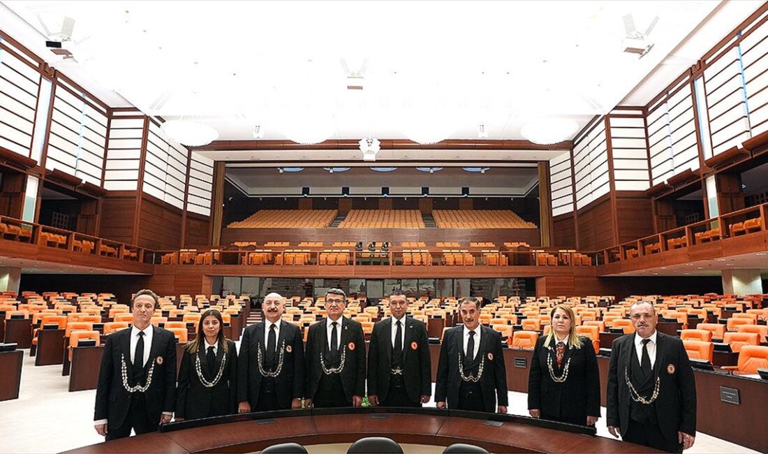 TBMM'de görevli 8 kavas, Türkiye'nin siyasi tarihine yakından tanıklık ediyor.