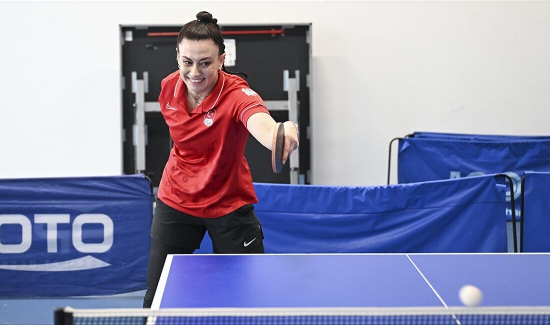 Singapur Smash Para Masa Tenisi Turnuvası'nda mücadele eden Kübra Korkut,