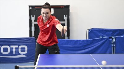 Singapur Smash Para Masa Tenisi Turnuvası'nda mücadele eden Kübra Korkut,