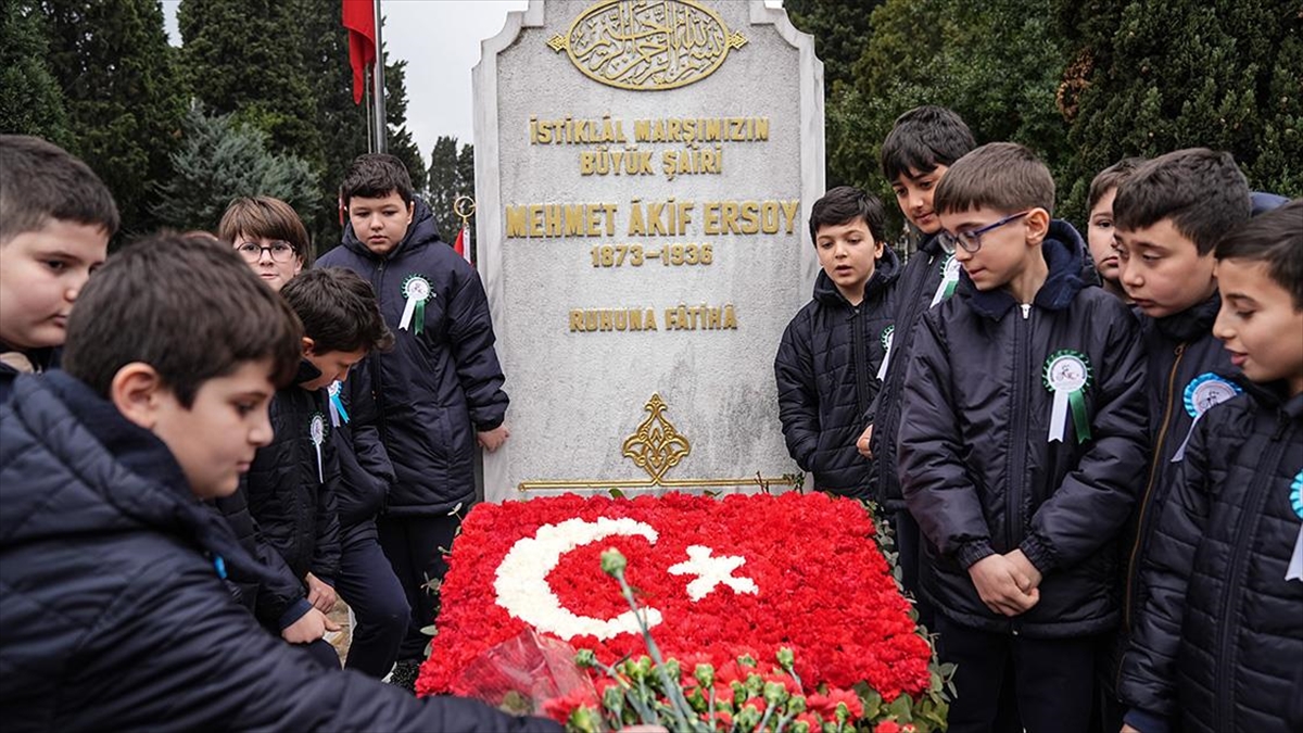 İstiklal Marşı'nın yazarı milli şair Mehmet Akif Ersoy, İstiklal Marşı'nın
