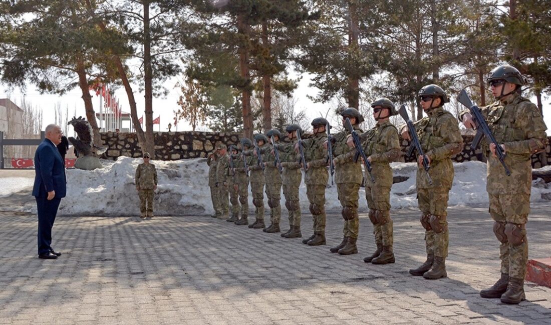 Milli Savunma Bakanı Yaşar Güler, Irak ziyareti sonrası Hakkari'ye geçerek,