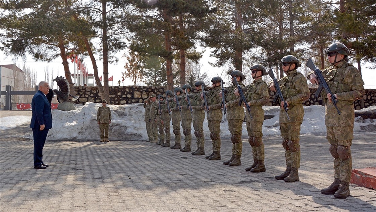 Milli Savunma Bakanı Yaşar Güler, Irak ziyareti sonrası Hakkari'ye geçerek,