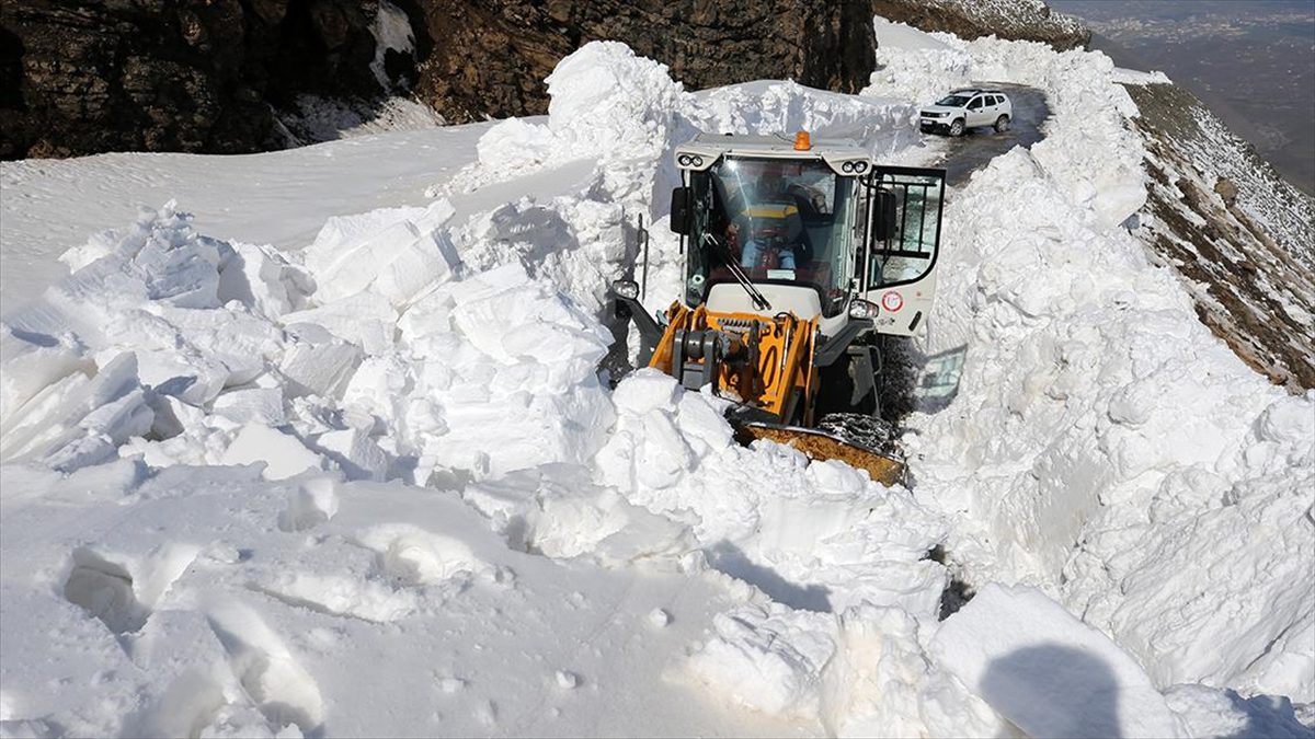 Muş ve Hakkari'de karla mücadele ekipleri, metrelerce karın bulunduğu yollarda