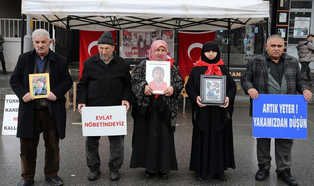 Muş'ta DEM Parti il binası önünde "evlat nöbeti" tutan aileler,