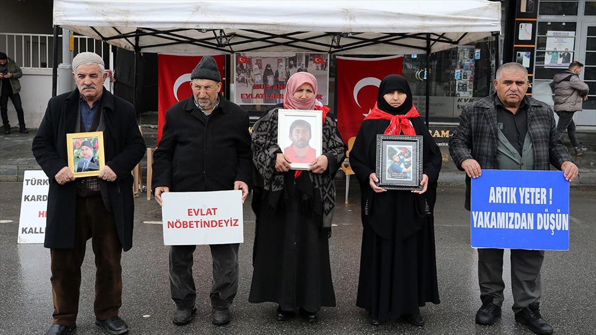 Muş'ta DEM Parti il binası önünde "evlat nöbeti" tutan aileler,