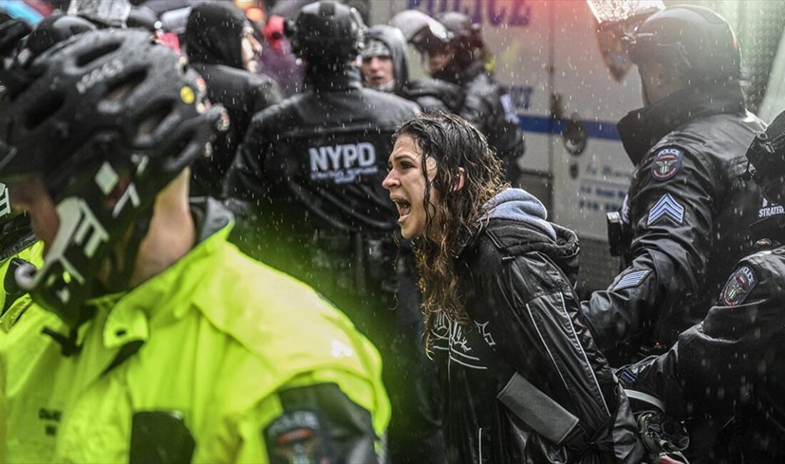 ABD'nin New York kentinde polis, belediye başkanı konutunun önünde protesto